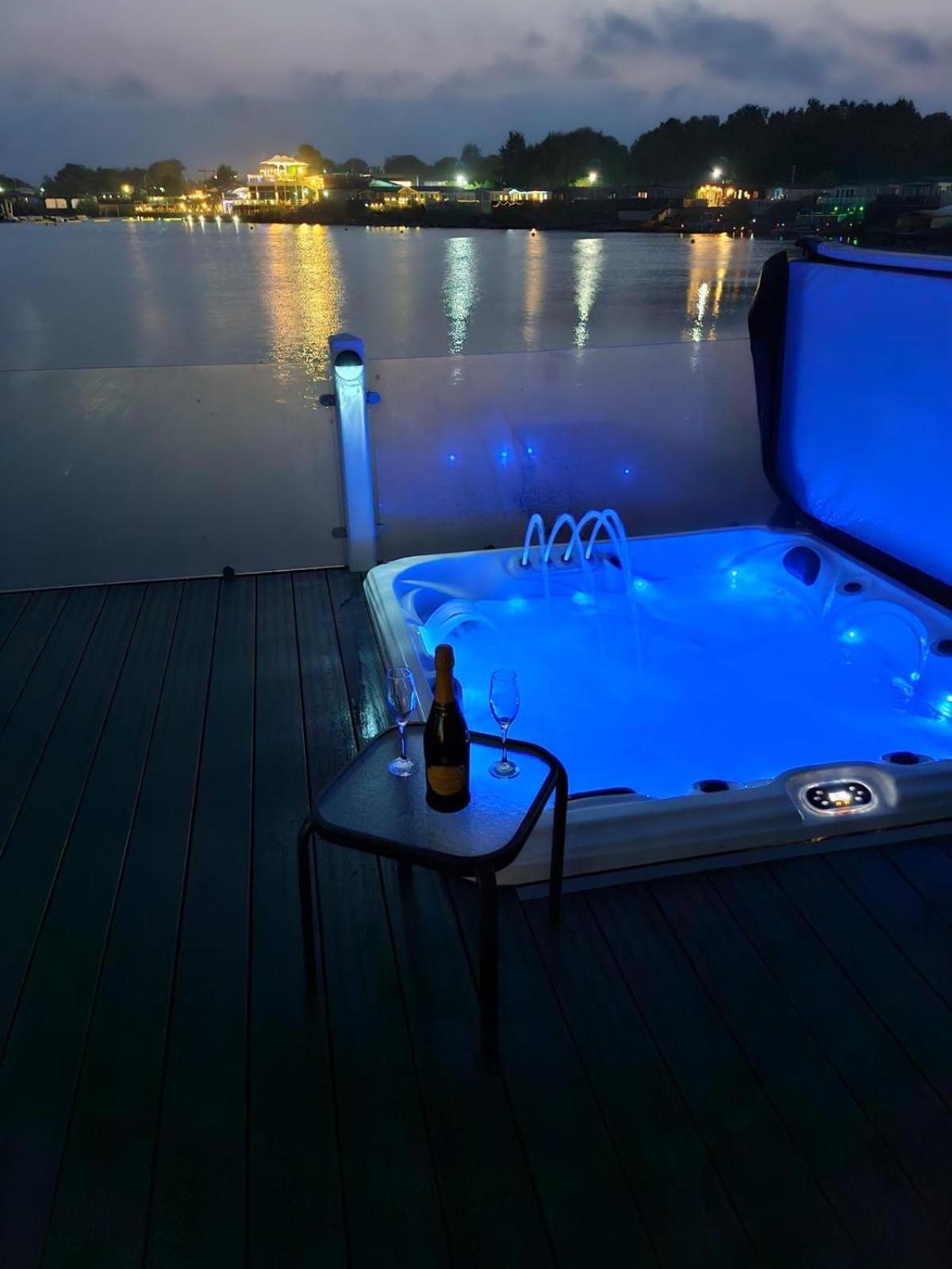 Lakeside Holiday Home With Hot Tub Татершал Екстериор снимка