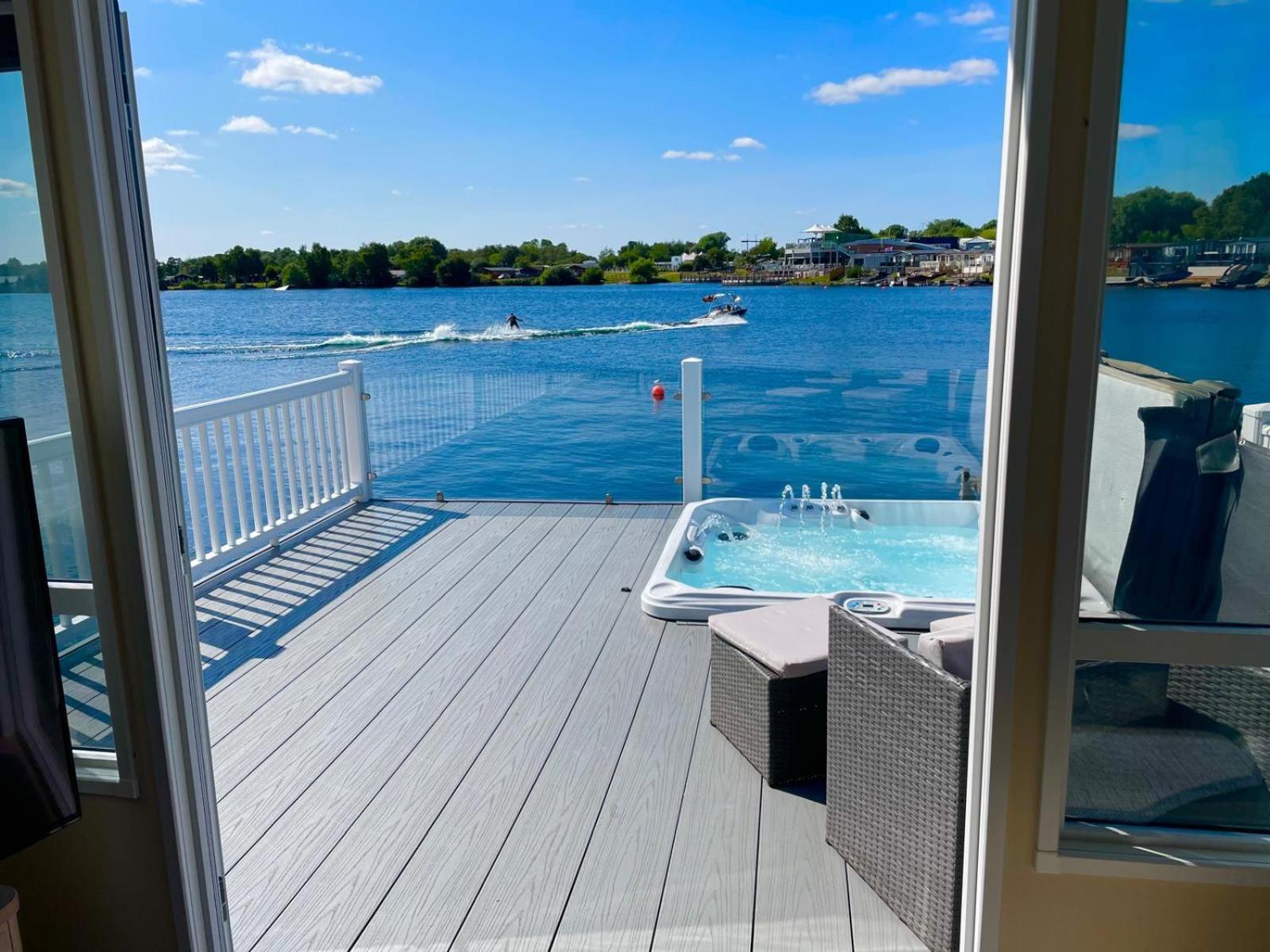 Lakeside Holiday Home With Hot Tub Татершал Екстериор снимка