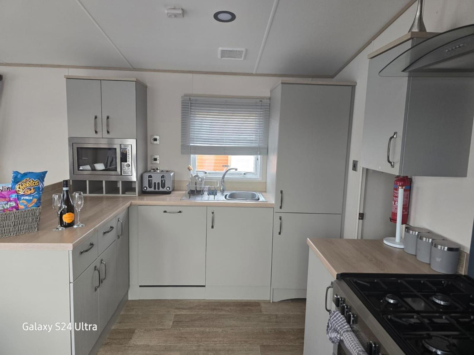 Lakeside Holiday Home With Hot Tub Татершал Екстериор снимка