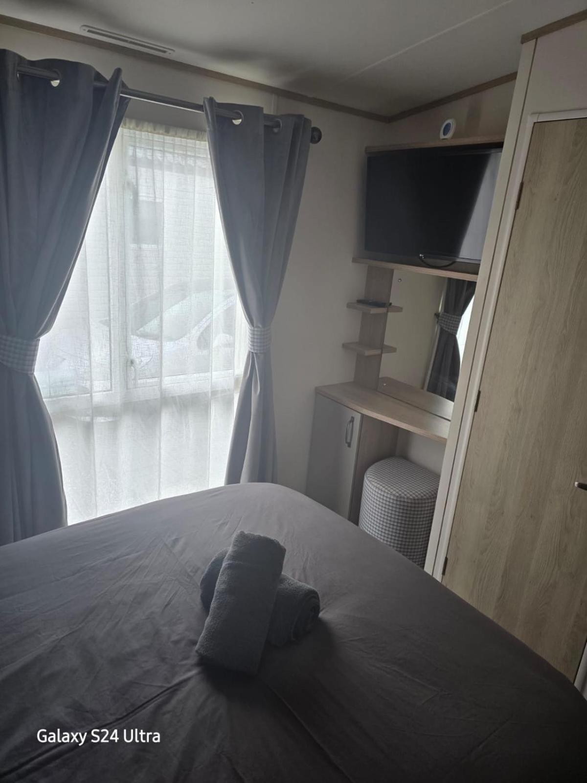 Lakeside Holiday Home With Hot Tub Татершал Екстериор снимка