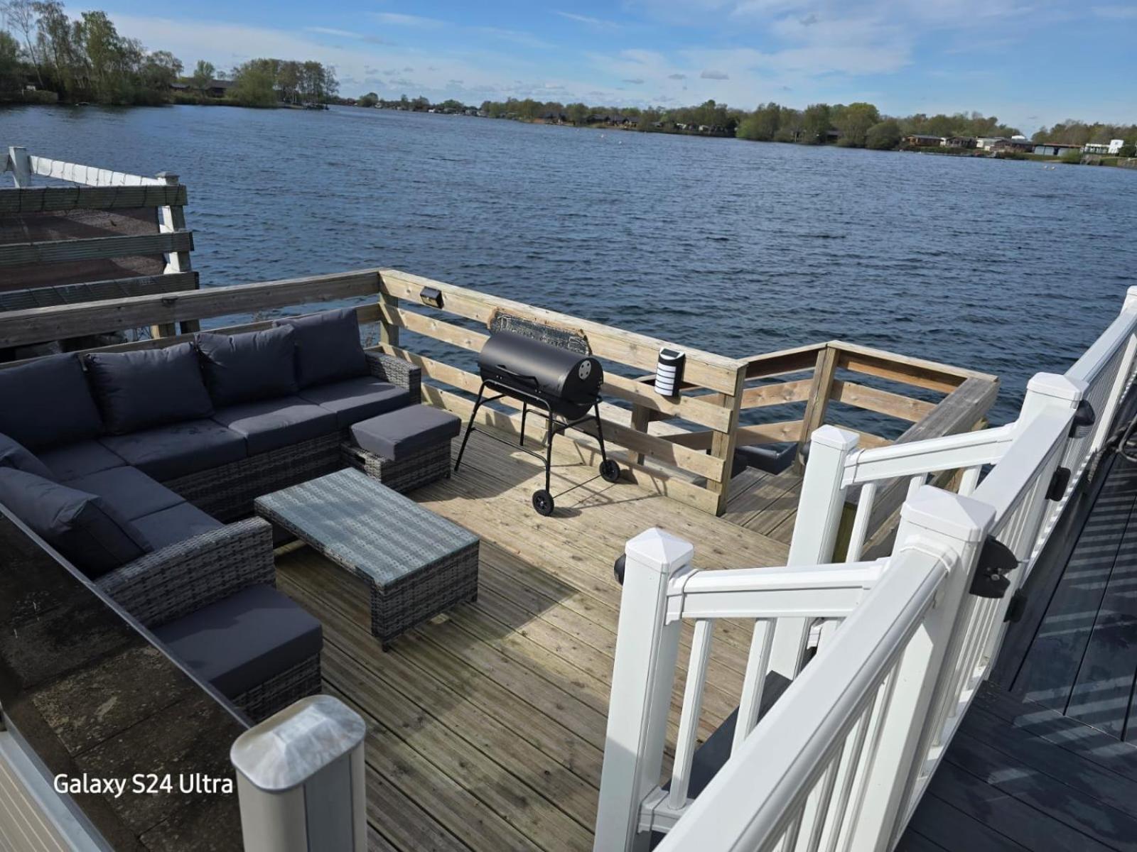 Lakeside Holiday Home With Hot Tub Татершал Екстериор снимка