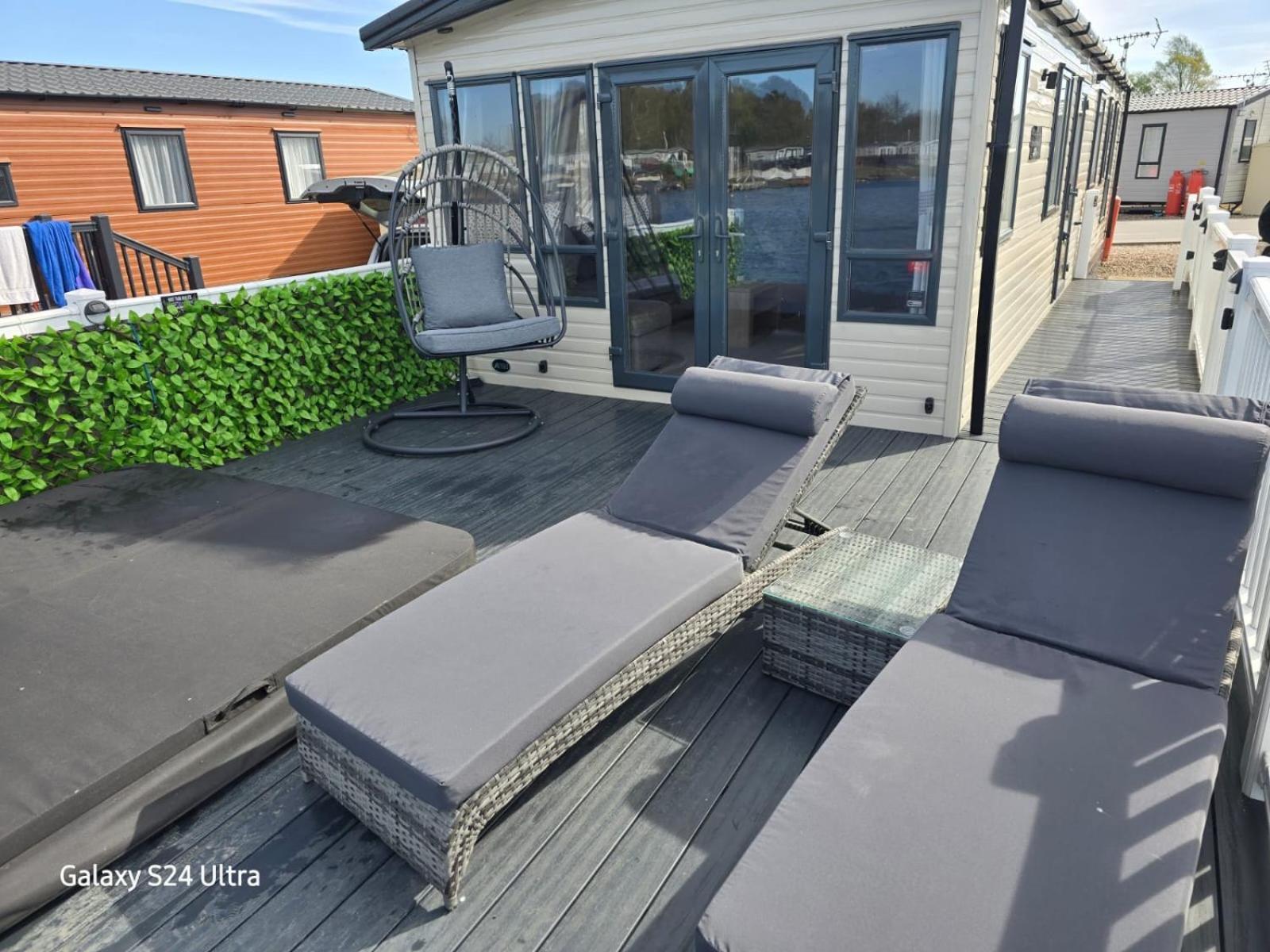 Lakeside Holiday Home With Hot Tub Татершал Екстериор снимка